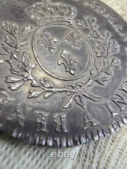Shield with Headband 1759 of Very Rare Quality and Splendid Patina