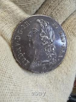 Shield with Headband 1759 of Very Rare Quality and Splendid Patina