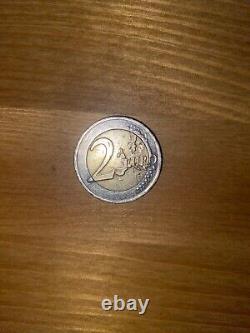 Pièce française de 2 euros rare en très bon état avec au dos le symbole rare